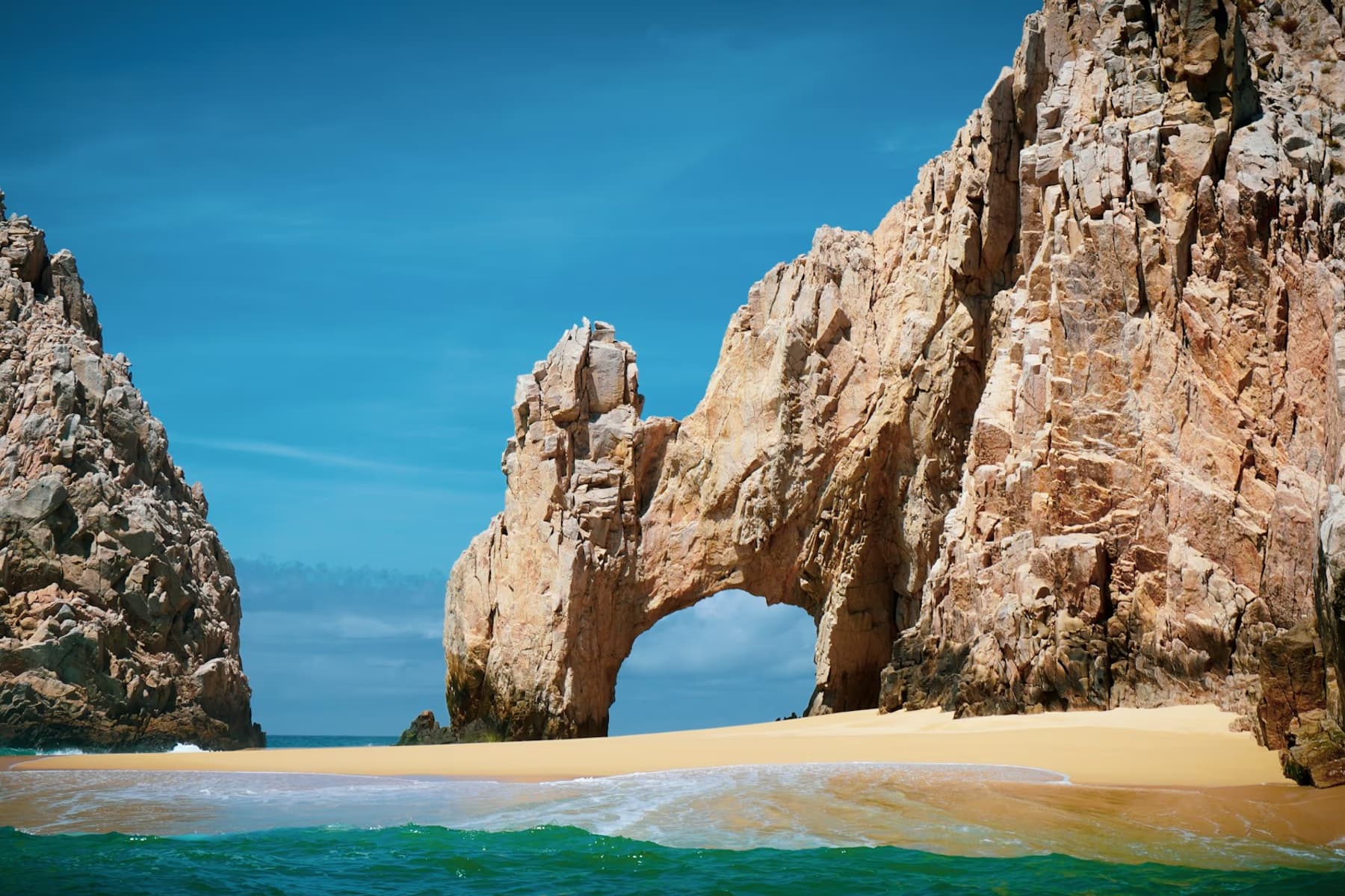 The Arch rock formation rising from the sea at Cabo San Lucas